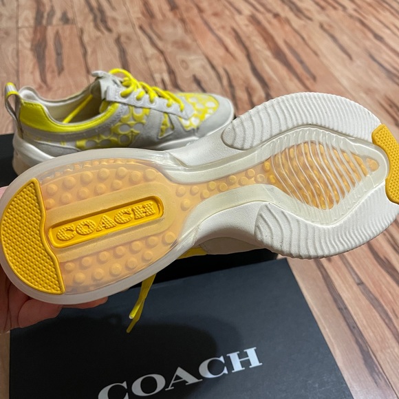 Coach - Picture 3 of 4